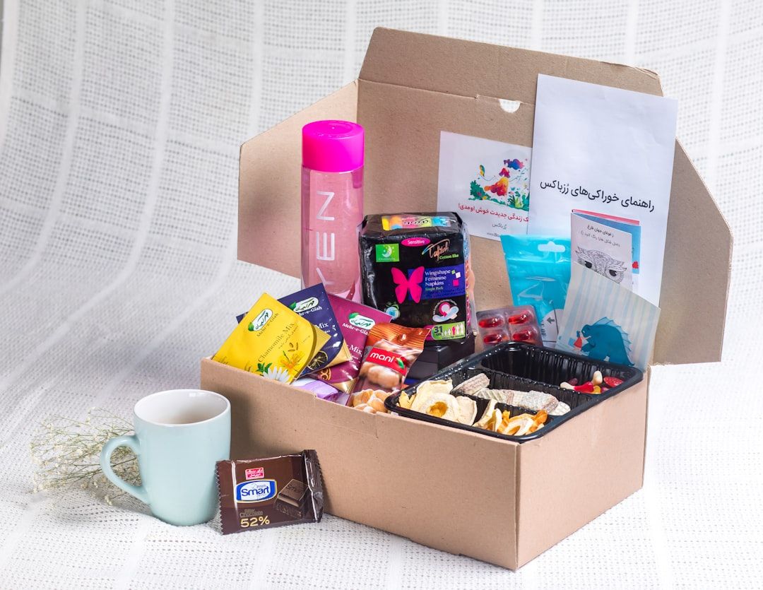 En personlig presentbox med omsorgsfullt utvalda produkter och godsaker.